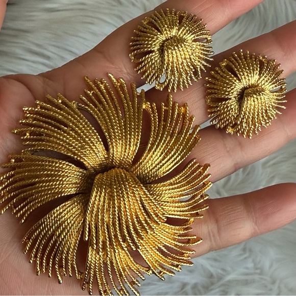MONETVtg 1960'sHuge Cordelia Book Piece Floral Textured Pin Earrings Set